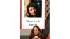 Ricarda Louk, nëna e 22 vjeçares Shani Louk, e rrëmbyer nga Hamasi, qëndron e ulur pranë fotografisë së vajzës së saj. Ushtria izraelite njoftoi se ka gjetur trupat e tre pengjeve në Gazë më 17 maj, 2024/Pamje nga arkivi/AP
