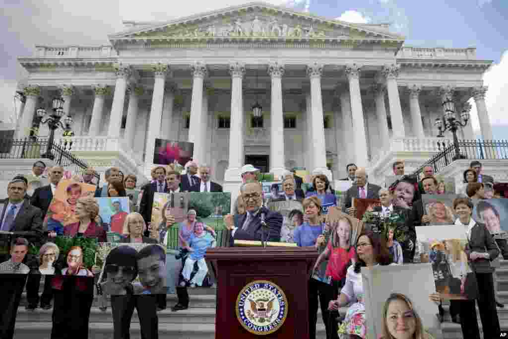 មេដឹក​នាំ​សភា​អនិតិជន Chuck Schumer នៃ​បុរី​ញូវយ៉ក និង​ក្រុម​សភា​ប្រជាធិបតេយ្យ​របស់​លោក​ថតរូប​ជនសំខាន់​ដែល​អាច​នឹង​ត្រូវ​ប៉ះពាល់​ដោយ​សេចក្តី​ព្រៀងច្បាប់​ដែល​ក្រុមសាធារណ​រដ្ឋ​បាន​ស្នើ​ក្នុង​សន្និសីទ​កាសែត​នៅខាង​ក្រៅ​សេតវិមាន​ក្នុង​រដ្ឋធានី​វ៉ាស៊ីនតោន។​​​