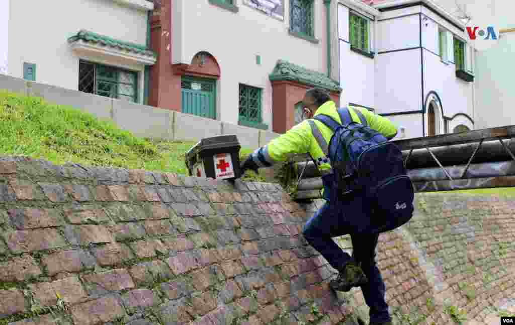 Recorre dos veces por semana sectores vulnerables de Bogot&#225; para llevar comida, medicamentos, cobijas, pl&#225;sticos y otras ayudas a los habitantes de calle.