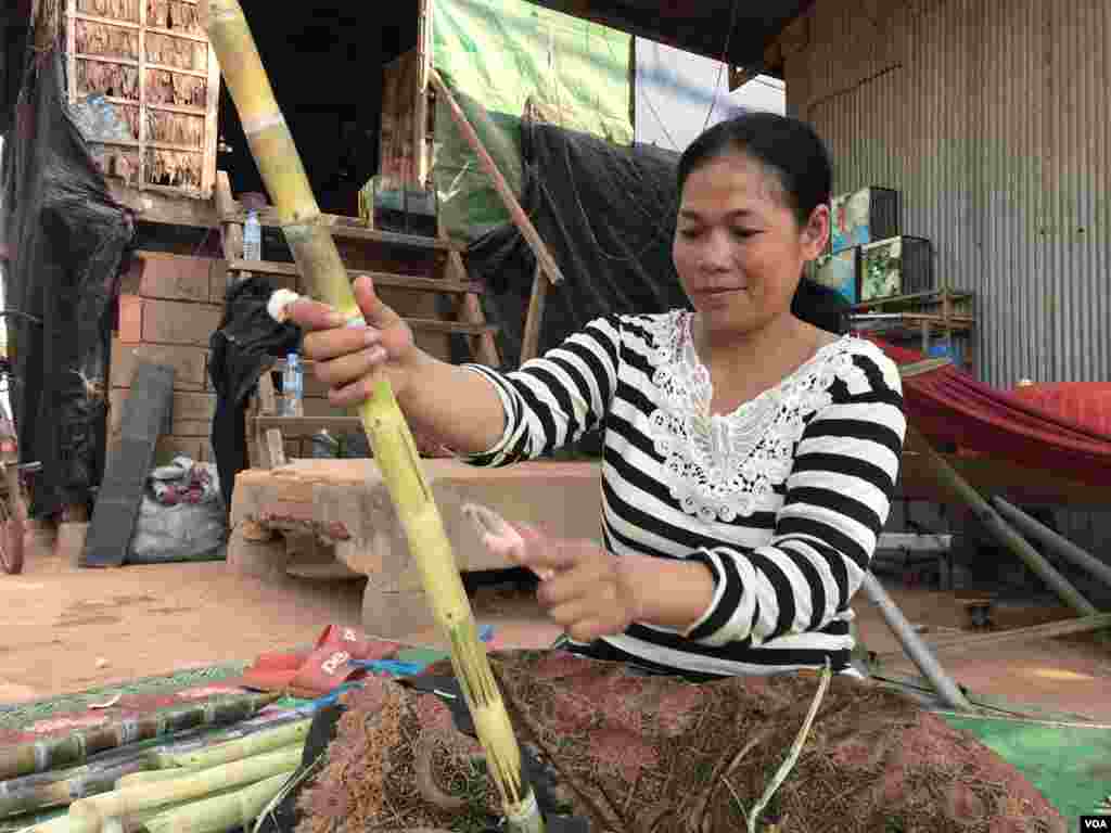 អ្នកស្រី រុន​ សារឿន​ អាយុ​៣៥​ ឆ្នាំ ម្តាយកូនពីរនាក់​ដែល​រៀននៅសាលាឯកជន​មួយ​ឈ្មោះ​សាលាឋានសួគ៌​​របស់​ជនជាតិ​កូរ៉េ​ និយាយ​កាលពីថ្ងៃទី​ ១៤​ ខែមីនា​ ឆ្នាំ២០២០ថា​ អ្នកស្រី​មិនចង់​ឲ្យកូននៅតែផ្ទះទេ​​ ដោយសារគ្មាន​មិត្តភក្តិលេងជាមួយ។​​​ (ហ៊ុល​ រស្មី/VOA)​
