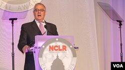 Según el grupo, conocido por su sigla en inglés NCLR, el demócrata Barney Frank ha sido un firme promotor de una reforma migratoria.
