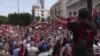 Des milliers de Tunisiens manifestent pour réclamer le respect de la Constitution