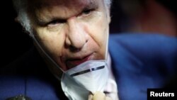 ARCHIVO - Rafael Simón Jiménez habla con los medios luego de jurar como vicepresidente del Consejo Nacional Electoral de Venezuela en Caracas, Venezuela. Junio, 12 2020