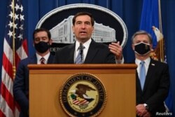 John Demers de la División de Seguridad Nacional habla durante una conferencia de prensa en el Departamento de Justicia en Washington, el 7 de octubre de 2020.
