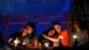 De izquierda a derecha, Melody Stout, Hannah Payan, Aaliyah Alba, Sherie Gramlich y Laura Barrios se consuelan unas a otras durante una vigilia por las víctimas del tiroteo del sábado 3 de agosto de 2019 en El Paso, Texas. (AP Foto/John Locher)