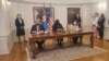 Ceremonija potpisivanja ugovora o pomoći Kosovu od strane SAD: Filip Kosnet, Vjosa Osmani, Lisa Magno (s leva) (Foto: VOA) 
