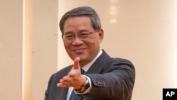 ARCHIVO - El primer ministro chino, Li Qiang, asiste a una reunión con el presidente del Banco Asiático de Desarrollo (BAD), Masatsugu Asakawa, sin ser visto, en el Gran Salón del Pueblo de Beijing, el 11 de julio de 2023.
