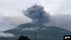 Una nube de ceniza volcánica asciende del volcán Marapi, en Indonesia, el 4 de diiciembre de 2023.