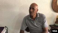 Arube Pérez, un expolicia condenado a más de 17 años de cárcel por dos de las muertes durante el golpe de Estado contra el fallecido expresidente venezolano Hugo Chávez, habla con la prensa en Caracas, el 17 de febrero de 2021. [Foto: VOA/Álvaro Algarra]