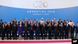 Los líderes mundiales participan en una foto de grupo en la cumbre del G20, el viernes 30 de noviembre de 2018 en Buenos Aires, Argentina. 