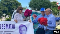 Cristiana Chamorro y su hermano Pedro Joaquín Chamorro (de gorra azul) fueron declarados culpables en un juicio este viernes. Foto archivo Houston Castillo, VOA.