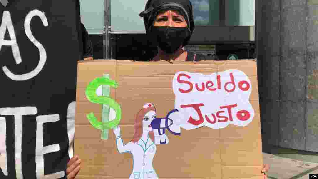 “Nos estamos sintiendo reprimidos. Nos estamos sintiendo destruidos porque no estamos a la par de los educadores del mundo”, apunt&#243; Alex Azuaje, presidente del Sindicato de Trabajadores de la Educaci&#243;n de Caracas, a la VOA en la protesta.