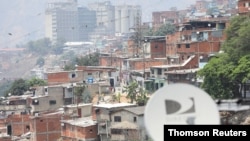 Antenas de televisión satelital en el vecindario de bajos ingresos de Catia, en Caracas, Venezuela.