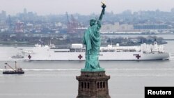 El barco hospital Comfort hace su entrada en la bahía de Nueva York el 30 de marzo de 2020. 
