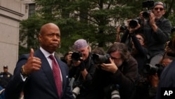 ARCHIVO - El alcalde de la ciudad de Nueva York, Eric Adams, abandona el tribunal federal de Manhattan después de una comparecencia, el viernes 27 de septiembre de 2024, en Nueva York. AP