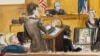 En este boceto de la sala del tribunal, la abogada defensora Susan Necheles (centro) interroga a Stormy Daniels, mientras el expresidente Donald Trump observa con el juez Juan Merchan presidiendo el juicio a Trump en el tribunal penal de Manhattan Nueva York. 7 de mayo de 2024. 