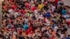 Los menores no acompañados que cruzaron a España aparecen reunidos afuera de un almacén utilizado como refugio temporal en el enclave español de Ceuta, cerca de la frontera entre Marruecos y España, el miércoles 19 de mayo de 2021.