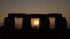 ARCHIVO: Un grupo de personas celebran el solsticio de verano en el círculo de piedra milenario de Stonehenge, en Inglaterra, el 21 de junio de 2023.