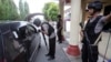 Polisi memeriksa sebuah mobil di pintu masuk Rumah Sakit Bhayangkara di Medan, Sumatra, 16 November 2019. (Foto: AFP)