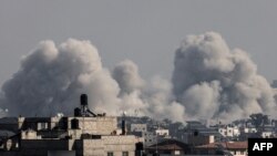 Smoke billows over Khan Yunis in the southern Gaza strip during Israeli bombardment on December 17, 2023, amid continuing battles between Israel and the Palestinian Hamas militant group. (Photo by Mahmud HAMS / AFP)