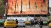 Sebuah billboard menggambarkan rudal balistik Iran dengan teks dalam bahasa Arab yang berbunyi "janji orang jujur" di pusat Tehran, 15 April 2024. Presiden Prancis Emmanuel Macron berusaha keras untuk menghindari eskalasi situasi antara Israel dan Iran. (Foto: AFP)