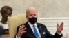 El presidente Biden conversa con los periodistas antes del comienzo de una reunión para abordar la lucha contra el cáncer, en la Casa Blanca, el 3 de marzo de 2021.