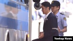 25일 한국 서울중앙지법에서 뇌물 등 유죄로 징역 5년형을 선고받은 이재용 삼성전자 부회장이 구치소로 돌아가는 호송차에 오르고 있다. 