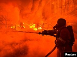 Un bombero trabaja en el lugar de un ataque con drones rusos, en medio del ataque de Rusia a Ucrania, en Kharkiv, Ucrania, el 4 de mayo de 2024. REUTERS/Vitalii Hnidyi