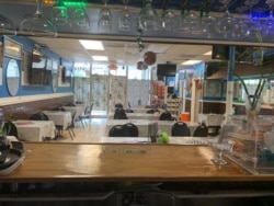 Foto del interior del restaurante guatemalteco El Manantial, ubicado en Arlington, Virginia. Su propietario, Alvaro Ronquillo, ha tenido que cerrarlo debido a las bajas ventas que se han producido durante el período de la pandemia.