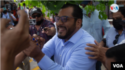 El politólogo y precandidato presidencial Felix Maradiaga, al salir de la Fiscalía el martes 8 de junio de 2021. Foto: Houston Castillo, VOA