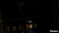 Un agente de policía hace guardia frente a la Trump Tower, en Nueva York, el 24 de marzo de 2023.