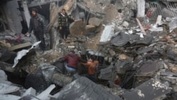 La comunidad internacional pide un alto el fuego sobre Gaza mientras Israel lamenta la pérdida de 10 de sus soldados.