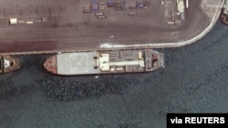 Imágenes satelitales de Maxar Technologies del Makran, de principios de mayo, mostraron lo que parecían al menos siete barcos iraníes de ataque rápido en la cubierta del buque militar.