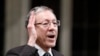 Politisi Kanada Irwin Cotler, saat masih menjadi anggota parlemen, berbicara di gedung parlemen di Ottawa, pada 15 Desember 2011. (Foto: Reuters/Chris Wattie)