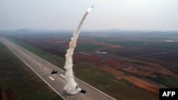 Ảnh chụp ngày 19/4/2024 được Thông tấn xã Trung ương Triều Tiên (KCNA) công bố ngày 20/4/2024 cho thấy Triều Tiên đang tiến hành phóng thử tên lửa phòng không loại mới "Pyoljji-1-2" ở Biển Tây Hàn Quốc.