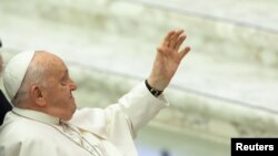 El papa Francisco saluda al arribar al salón Pablo VI en el Vaticano este 24 de enero de 2024 durante el día de la audiencia semanal.