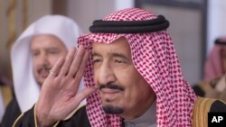 Los analistas siguen de cerca las noticias sobre su salud del rey Salmán debido al poder absoluto que ostenta en el país que es uno de los principales productores de petróleo del mundo.