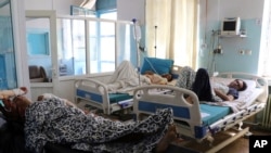 Afganos en un hospital después de resultados heridos en los ataques mortales fuera del aeropuerto en Kabul. Agosto 27, 2021.