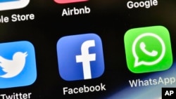 Funcionarios de inteligencia advierten que mucha desinformación propagada desde el exterior llega diseminarse en la prensa de EE. UU. y las redes sociales.