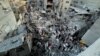 Warga Palestina mencari korban di lokasi serangan Israel terhadap rumah-rumah di kamp pengungsi Jabalia, di Rumah Sakit Indonesia, di Jalur Gaza utara, 18 November 2023. (Foto: Fadi Alwhidi/Reuters)