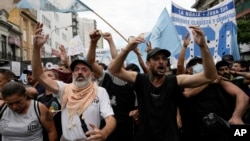ARCHIVO - Las masivas protestas contra la administración del presidente Javier Milei han ido en aumento ante las medidas económicas sentidas por la población, esta imagen del 18 de marzo de 2024, muestra las protestas antigubernamentales en Buenos Aires.