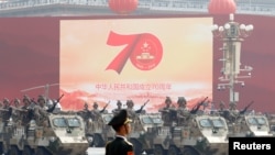 Vehículos militares chinos desfilan por la Plaza de Tiananmen de Beijing el 1 de octubre de 2019.