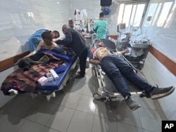 Los palestinos heridos en un ataque israelí mientras esperaban ayuda humanitaria en la playa de la ciudad de Gaza reciben tratamiento en el hospital Shifa el jueves 29 de febrero de 2024.
