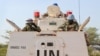 Des soldats de la paix de l'ONU dans un véhicule blindé de transport de troupes mènent une patrouille de Bentiu vers le village de Nhialdiu, au Soudan du Sud, le 7 décembre 2018.