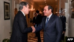 Una fotografía publicada por la presidencia egipcia muestra al presidente egipcio Abdel Fattah al-Sisi (derecha) reuniéndose con el secretario de Estado estadounidense, Antony Blinken, en El Cairo, en el Palacio presidencial de Ittihadia, el 11 de enero de 2024.