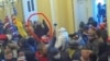 Esta imagen proporcionada por la Oficina del Fiscal del Distrito de Columbia obtenida de la Policía del Capitolio de EEUU muestra a Matthew Huttle dentro del edificio del Capitolio el 6 de enero de 2021 en Washington.
