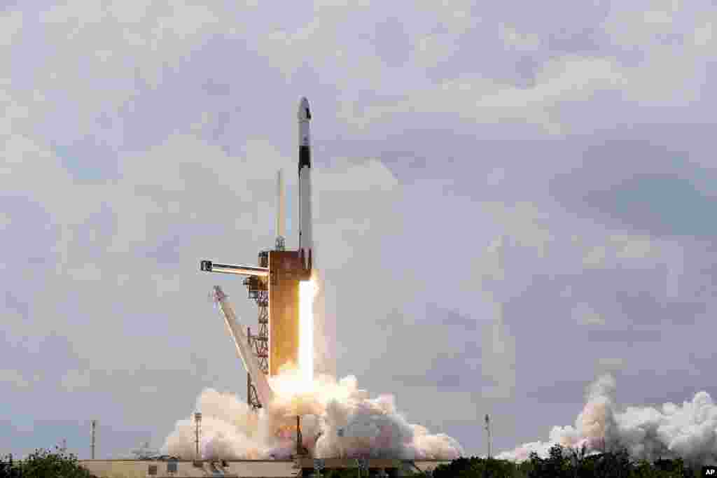 Un SpaceX Falcon 9, con los astronautas de la NASA Doug Hurley y Bob Behnken en la c&#225;psula Crew Dragon, despega de la plataforma 39-A en el Centro Espacial Kennedy en Cabo Ca&#241;averal.