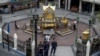 VIhara Erawan di Bangkok, Thailand, dijaga ketat pasca pengeboman tanggal 17 Agustus 2015 (Foto: dok). Mahkamah hari Selasa (24/11) mendakwa Bilal Mohammed dan Mieraili Yusufu dengan 10 pasal tuduhan yang berhubungan dengan ledakan itu, termasuk persekongkolan untuk meledakkan bom dan melakukan pembunuhan terencana.