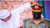 Lokacin da shugaba Buhari yake yi wa Janar Attahiru Kwalliyar karin mukamin a fadarsa (Twitter/@NGRPresidency)