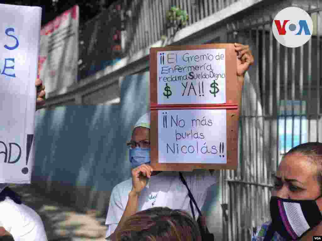 Uno de los principales reclamos es un salario mensual en d&#243;lares. &quot;Nos merecemos un salario digno. Nuestro salario es pr&#225;cticamente cuatro d&#243;lares&quot;, indic&#243; la enfermera Flor Mar&#237;a P&#233;rez a la VOA.